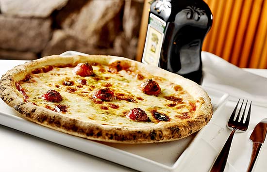 Pizza genovese (foto) é uma das opções individuais de A Esperança, que acaba de abrir filial no Itaim Bibi