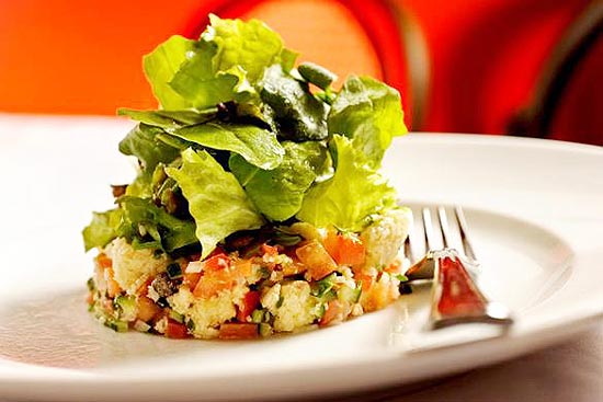 Tre Bicchieri tem salada com pão toscano temperado e folhas verdes: panzanella con insalata (R$ 36)