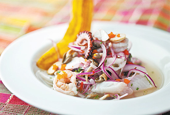 Suri Ceviche Bar Nova criação do colombiano Dagoberto Torres, o Tigarah (R$ 35) é um ceviche de camarão, polvo e peixe-branco. Marinados por cinco minutos em limão-taiti, os pescados se juntam a cebola roxa, shimeji, cogumelos paris e ovas de peixe