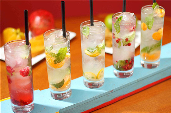 Mojitos de frutas exóticas fazem parte do festival de pratos do caribe do restaurante Suri Ceviche Bar