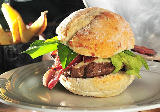 Criado em homenagem ao filme "Tão Forte, Tão Perto", burger do Rothko é composto por queijo, folhas de mostarda e bacon