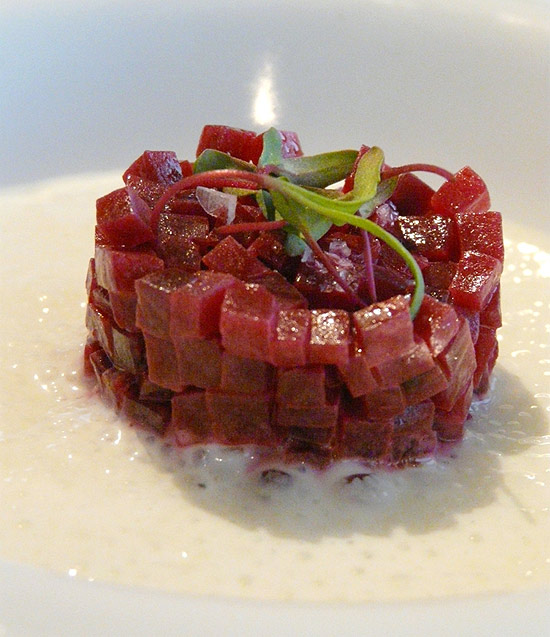 Tartar de beterraba do restaurante Arola, que lança menu com diversas opções para os vegetarianos