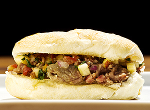"[Sanduche]":http://www1.folha.uol.com.br/comida/1077379-chef-henrique-fogaca-da-a-receita-do-sanduiche-de-porco-que-vai-vender-no-mercado.shtml do chef Henrique Fogaa, servido na feira