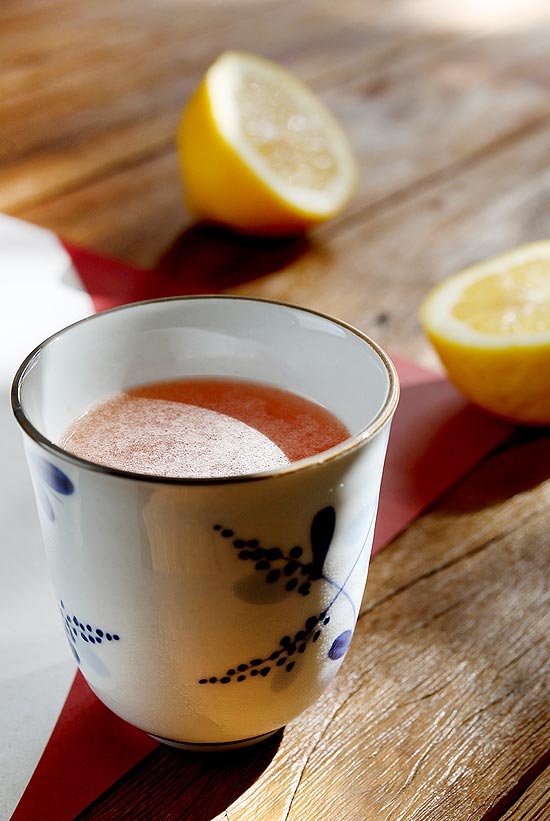 Drink Lua Oriental, que leva vodka, xarope de lua oriental, suco de ameixa, pêssego e capim limão, do Armanda