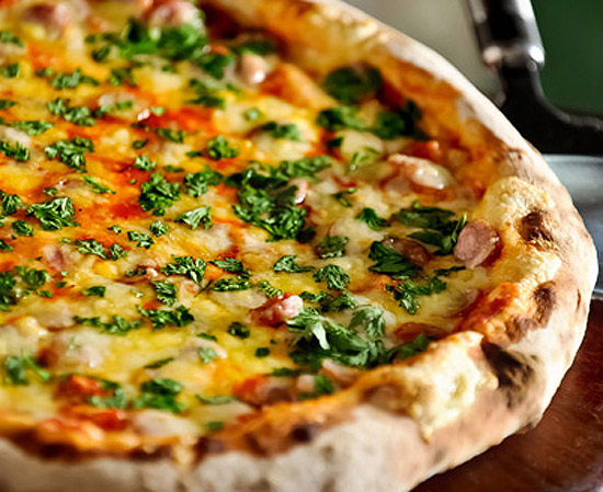 Pizza de lingüiça artesanal, queijo meia cura e salsinha criada pela chef Janaína Rueda para a Primo Basilico 