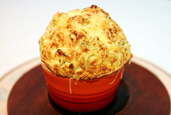 Suflê de queijo brie com champignon e alho-poró do Marcel, do chef Raphael Despirite 