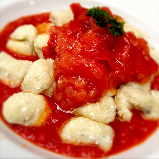 Nhoque do Spago (foto) é feito com massa caseira com queijo gorgonzola ao molho de tomate assado 