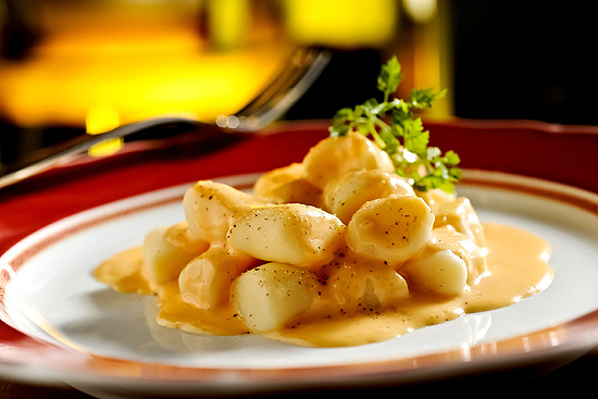 Nhoque com fondue de queijo Fontina e molho de tomate (foto) do restaurante Figurati