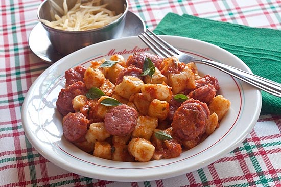 Cantina italiana Montechiaro oferece nhoque com linguiça em rodelas e molho de tomate (foto) para duas pessoas