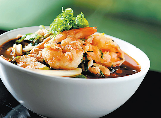 Cham pong (foto) do Santo Bentô é uma sopa coreana apimentada com frutos do mar e lombo de porco, entre outros