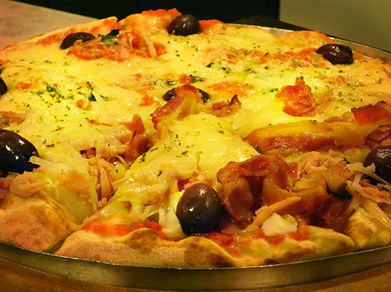 No Dia da Pizza, uma boa opção é se deliciar com uma redonda de padoca (foto) como a da Casa de Pães Villa Real (zona oeste)