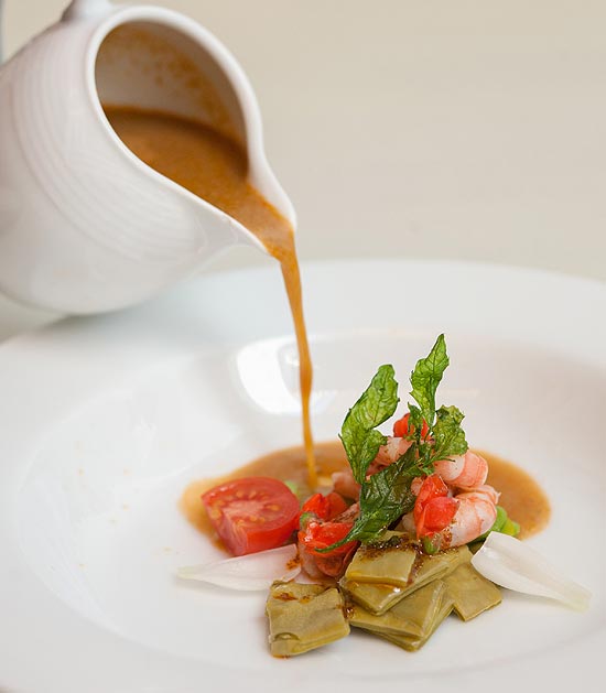 Sopa de cacto e camarão servida no restaurante Obá