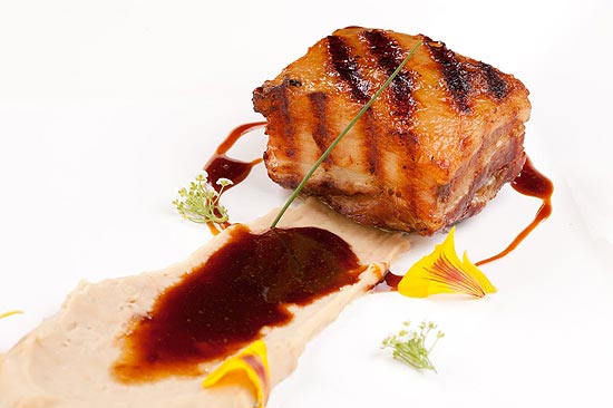 Barriga de porco com purê de castanhas e pate de foie gras com granola do restaurante Miya (foto)