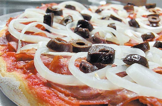 Pizza de calabresa (foto) da Vitrine da Pizza tem boa porção de calabresa, mas com muita cebola