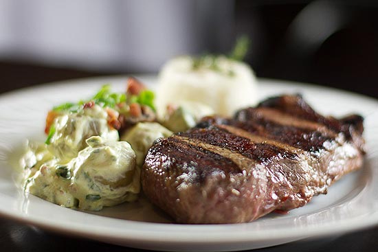 Uma das opções do La Caballeriza é o bife de chorizo com batata ao creme de queijo e arroz branco (foto)