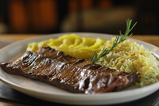 Ávila - fraldinha com purê de mandioquina e arroz biro-biro - RESTAURANT WEEK