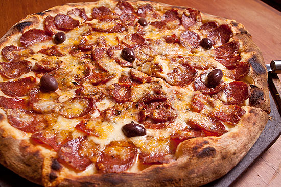 Coberta com linguiça artesanal, a pizza Peperoni da Roça (foto) leva mozarela e azeitonas