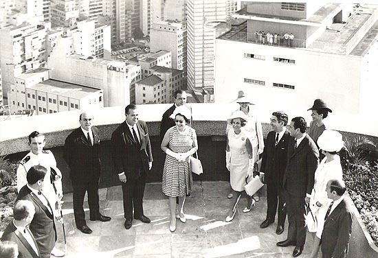 Rainha Elizabeth 2 (centro, de culos escuros) durante visita ao Terrao Itlia, em 1968