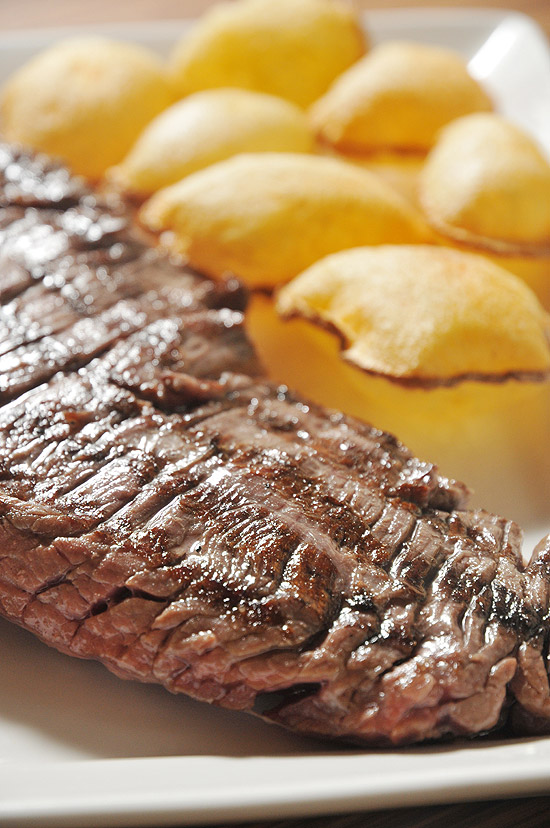 Peça de fraldinha (foto) servida na churrascaria Varanda, que acaba de abrir filiar 