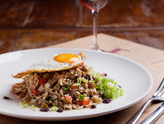 Arroz de pato (foto) acompanhado por ovo rendado, frito na gordura do próprio pato, do restaurante Mangiare 