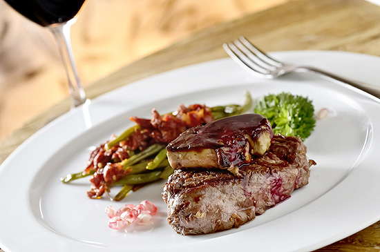 Filé-mignon com "foie gras", vagem e tomate seco (foto) é opção de prato no jantar do MaxAbdo Bistrô