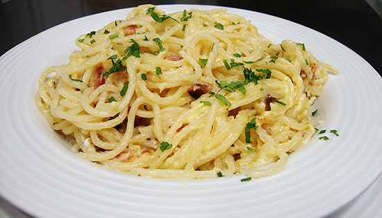 Espaguete à "carbonara" é uma das novas opções no almoço do restaurante Oh!melete, na zona oeste 