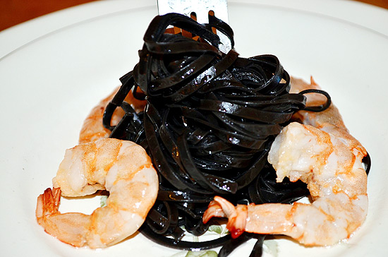 Massa Nero da Sada Cuisine é elaborada com tinta de lula e salteada com camarões (foto)