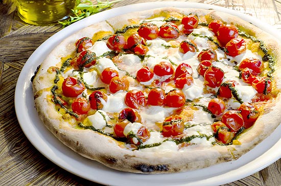 Pizza Di Collina, do Maremonti, leva tomatinho "di collina dei Monti Lattari", burrata e pesto 