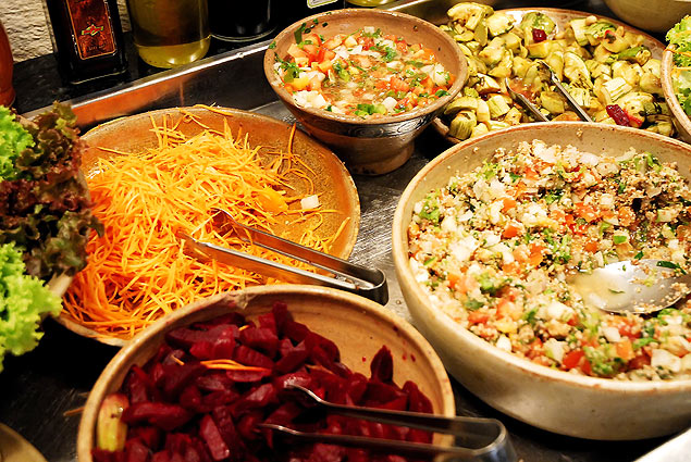 Opções de prato no restaurante Apfel: saladas, sucos naturais, pratos quentes e sobremesas