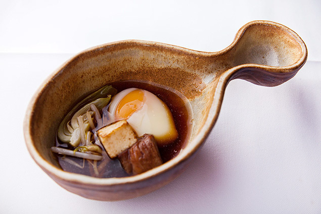 Prato Meu Sukiyaki, da chef Bel Coelho, servido no projeto Clandestino