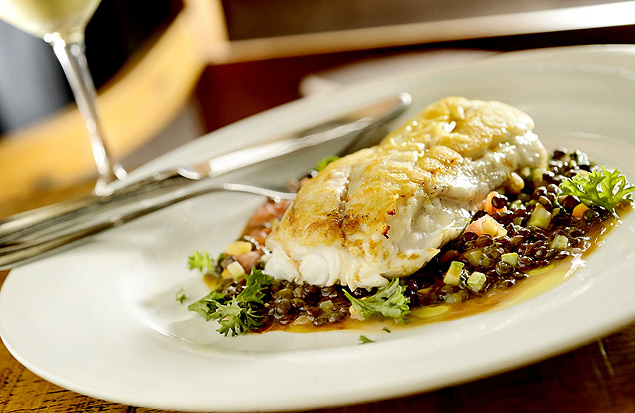 O robalo com lentilhas e legumes faz parte do menu "Peixe" de Dia dos Namorados, sugerido pelo chef Salvatore Loi no restaurante Girarrosto