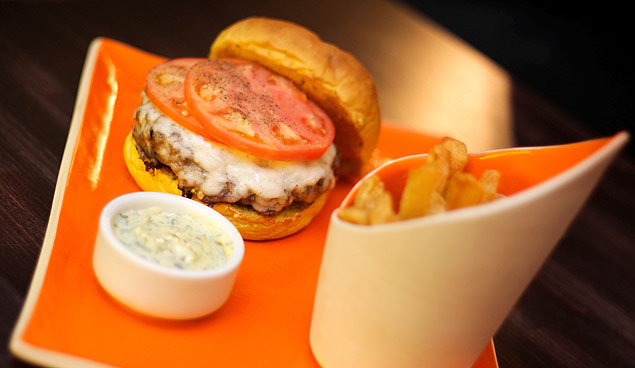 O hambpurguer de cordeiro com queijo feta, tomate e maionese de hortelã é especialidade do novo restaurante M.A.B. Gastronomia.