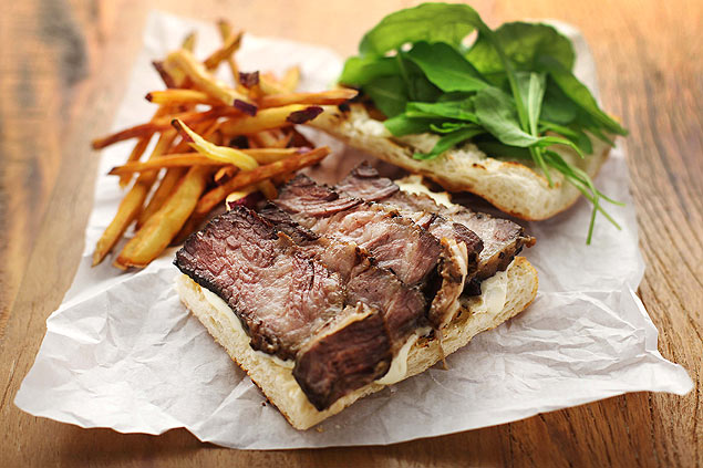 O sanduíche de short rib assado lentamente com maionese de raiz-forte e rúcula (R$ 36) é uma das novidades 