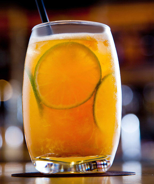 Drinque Golden Caipi do restaurante Osaka, com tangerina, limão, physalis e vodka de pêra