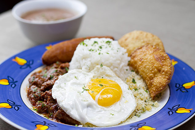 Guarnecido de ovo frito, banana à milanesa e pastel, o picadinho do Rodó é servido apenas no almoço