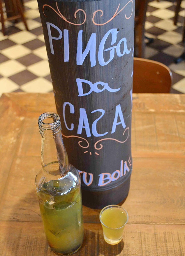 Foto da cachaça produzida pelo bar Tatu Bola; a dose custa R$ 7 e a garrafa sai por R$ 140