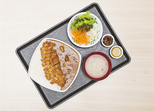 Karê, molho de curry à moda japonesa do restaurante Bueno; prato é cozido com legumes e servido com uma porção de arroz