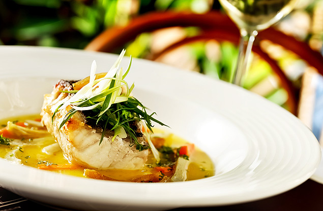 Peixe do dia com legumes e folhas, uma das opções do menu-executivo do restaurante La Cocotte