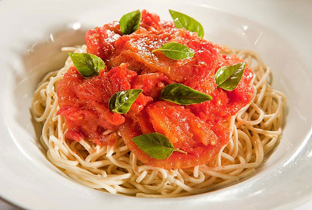 O espaguete da italiana Spaggheti Notte tem tomates refogados, alho e manjericão 