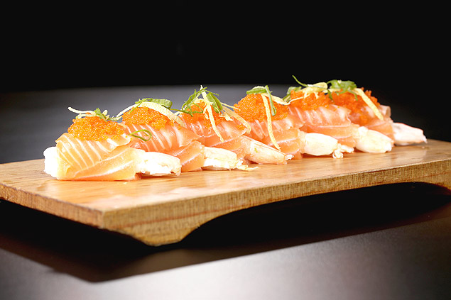 Legenda: Niguiris de camarão enrolados no salmão e ovas faz parte do Festival Mori Sushi (R$ 79 no jantar) Crédito: Edu Mendes/Divulgação 