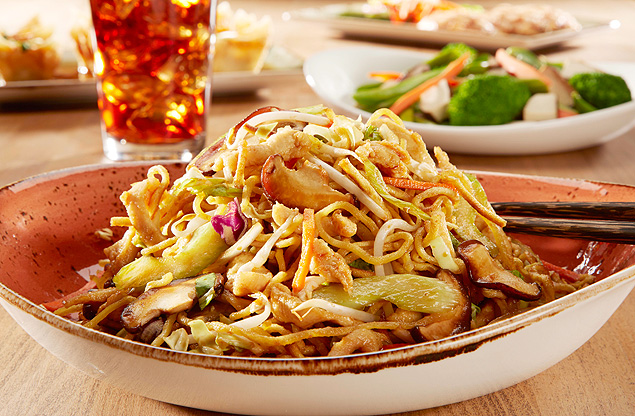 O Lo Mein, tradicional macarrão da culinária chinesa, leva tirinhas de frango e vegetais