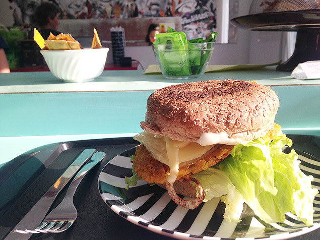 O Grão Burguer (R$ 12,50), com hambúrguer de grão-de-bico, mais alface, tomate e mozarela 