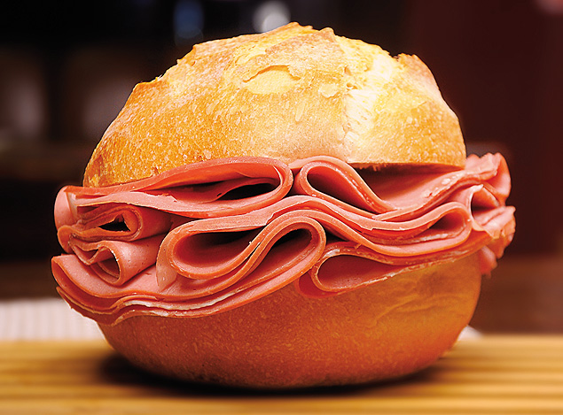 O sanduíche de mortadela defumada pode vir no pão italiano