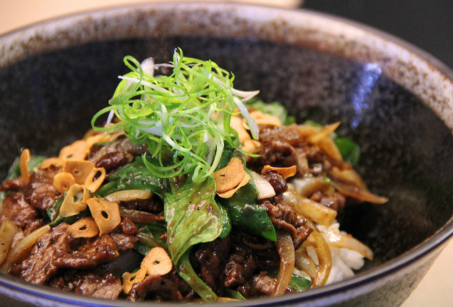 Beef Wok: fatias de carne bovina salteadas com legumes e alho (R$ 26); arroz acompanha