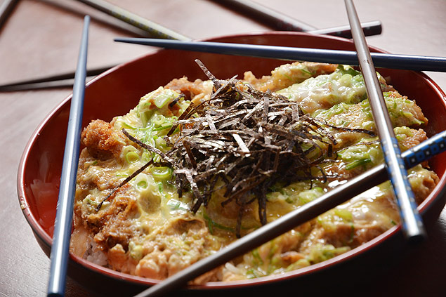 O menu inclui receitas como o Katsudon (R$ 35), uma tigela de arroz com carne suína milanesa