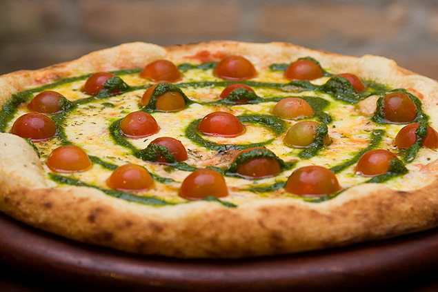 A pizza Baslica leva molho de tomates, mussarela especial, tomatinhos cereja e pesto de rcula