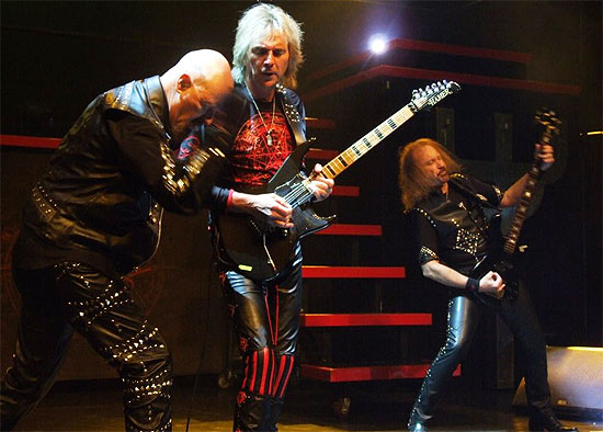 Rob Halford (esq.), Glenn Tipton e Ian Hill formam a banda Judas Priest, que faz show em SP com o Whitesnake