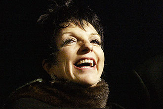 Liza Minnelli, que concorre ao Grammy, no comparecer  cerimnia de entrega por conta de uma operao no joelho, informou seu representante