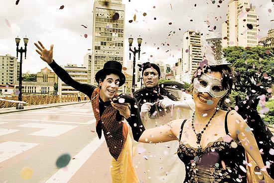 Atores do espetáculo "Pierrot, Colombina e Arlequino em Fantasia", sobre a história de personagens do Carnaval