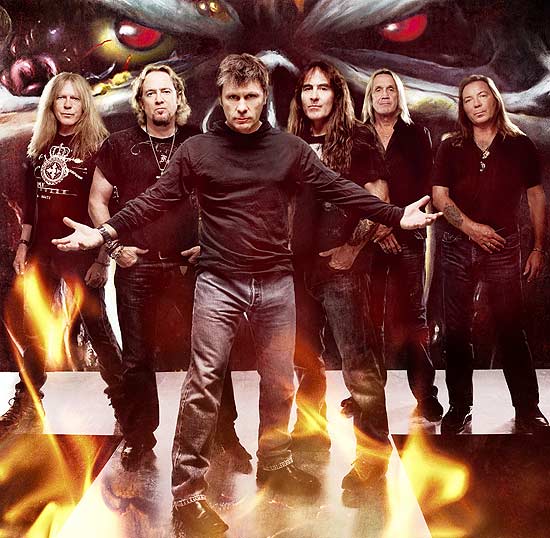 Os integrantes do grupo Iron Maiden, que protagoniza a turnê "The Final Frontier", em show neste sábado